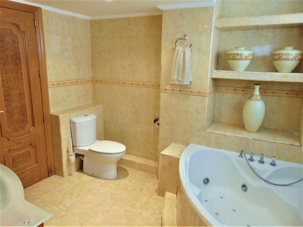 Beachfront, Two Bed- & Bathrooms, Private Parking Fuengirola Exteriér fotografie