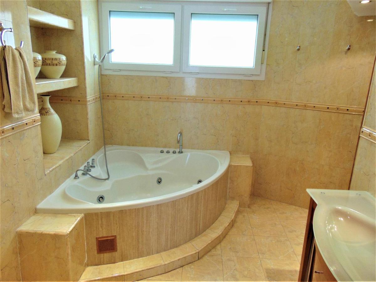 Beachfront, Two Bed- & Bathrooms, Private Parking Fuengirola Exteriér fotografie